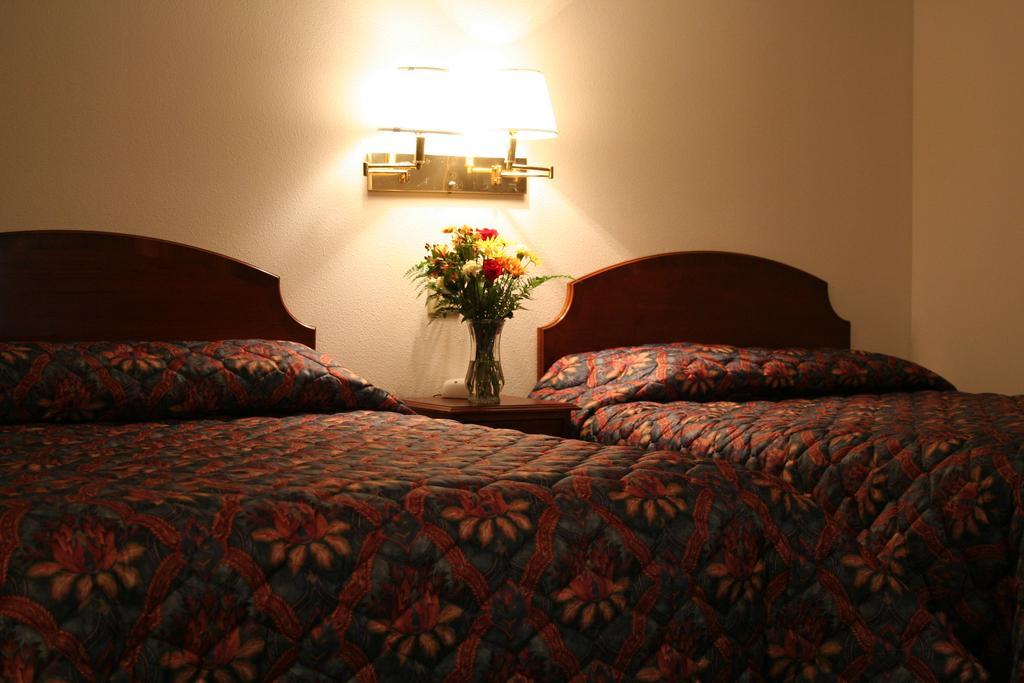 University Inn シーダー・フォールズ エクステリア 写真