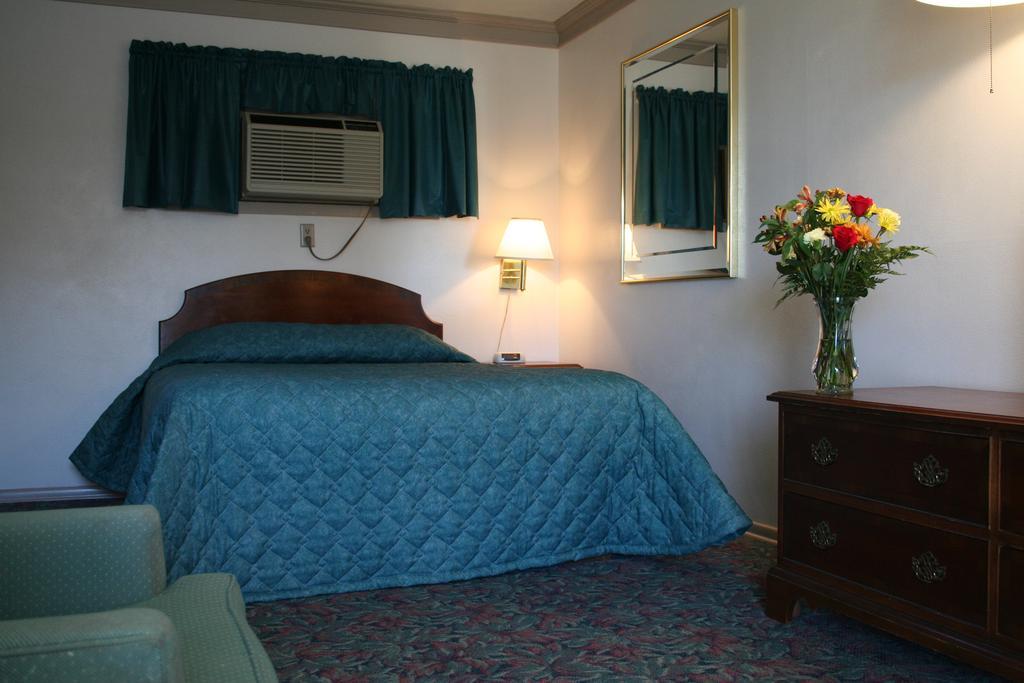 University Inn シーダー・フォールズ エクステリア 写真
